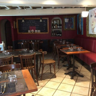 Salle intérieure du restaurant Le Bouchon Rouge dans les Bouches du Rhône