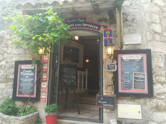 900-slider-restaurant-baux-de-provence-repas-groupe-cuisine-terroir-galerie-art-terrasse-repas-affaire-salade-burger